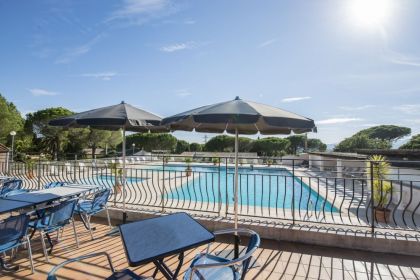 Terrasse avec vue sur la piscine