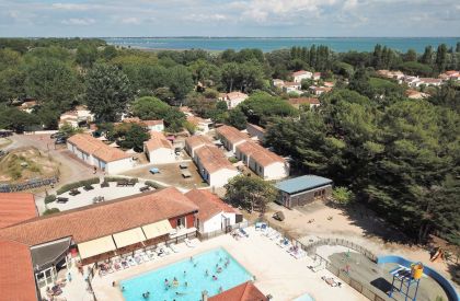 Idéalement situé à 800 m de la plage