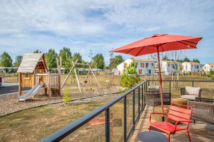 Terrasse et aire de jeux