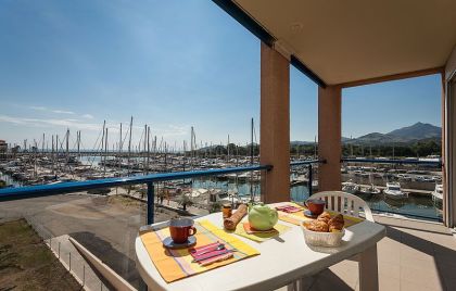 Terrasse vue sur le port