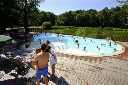 La piscine extérieure chauffée d'Huttopia Rillé