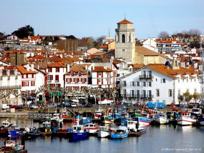 Le port animé de St Jean de Luz