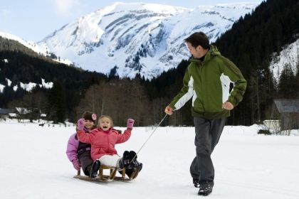 Balade en famille en luge sur les pistes de la station de Morzine !