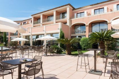 Terrasse ensoleillée bordée de palmiers