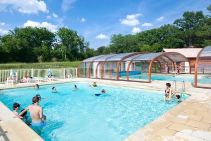 Les piscines intérieures et extérieures du domaine de Dienné en famille