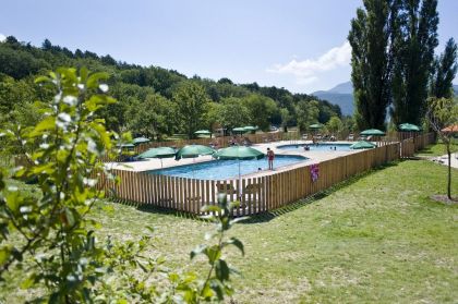 La piscine extérieure de l'Huttopia Dieulefit dans la Drôme