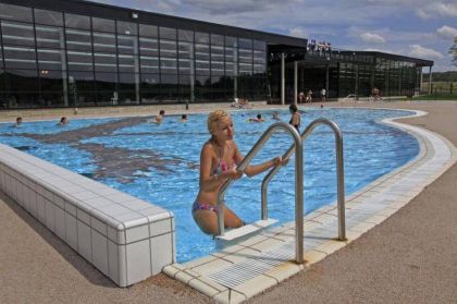 La piscine extérieure chauffée du centre Aquatica