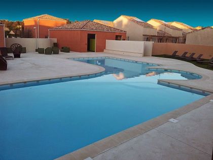 La piscine extérieure de la Résidence Le Domaine de Bacchus à Saint Christol